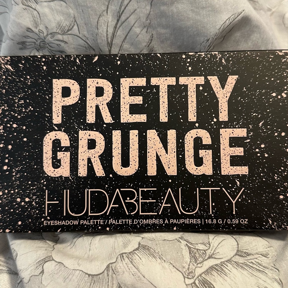 HUDA BEAUTY PRETTY GRUNGE EYESHADOW PALETTE
